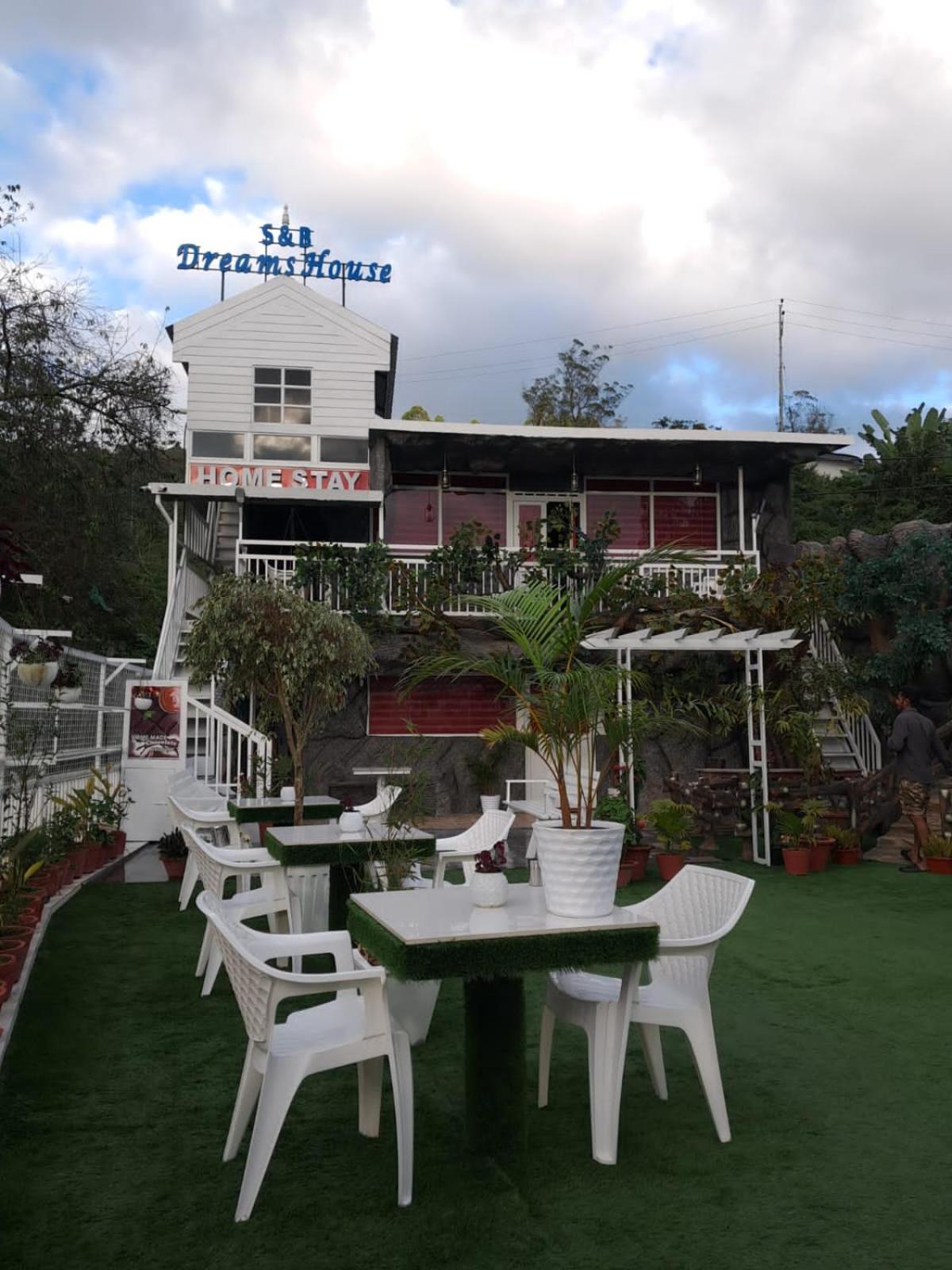 Homestay S & B Dreams House *
